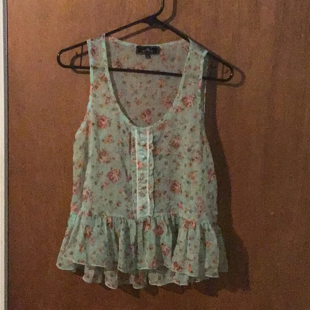 Cute top - Picture 1 of 2